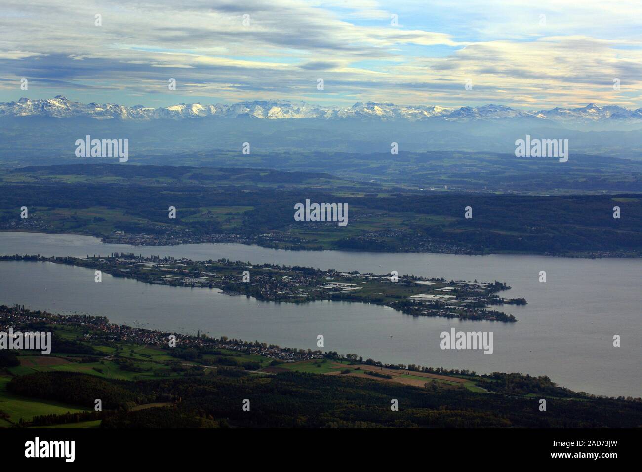 Vista dell'isola di Reichenau sul Lago di Costanza fino alle Alpi Foto Stock