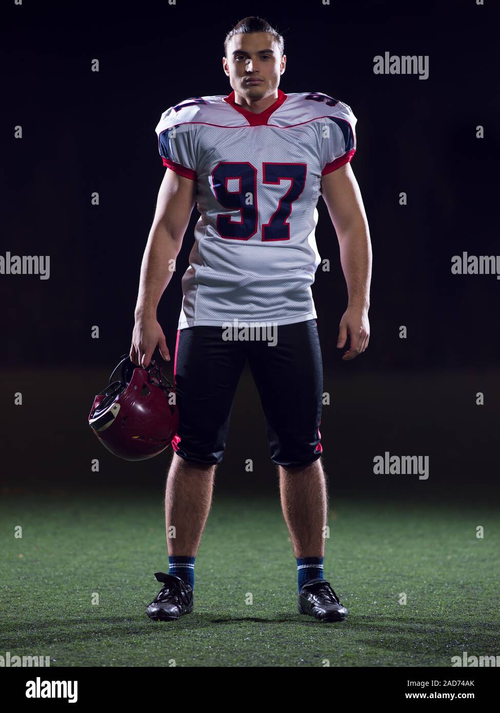Ritratto di giovane fiducioso giocatore di football americano Foto Stock