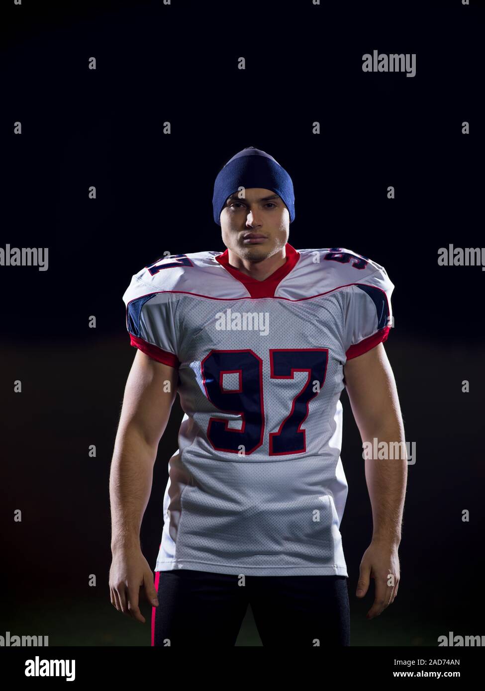 Ritratto di giovane fiducioso giocatore di football americano Foto Stock