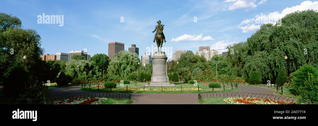 Statua in un giardino, Boston Public Gardens, Boston, Massachusetts, STATI UNITI D'AMERICA Foto Stock