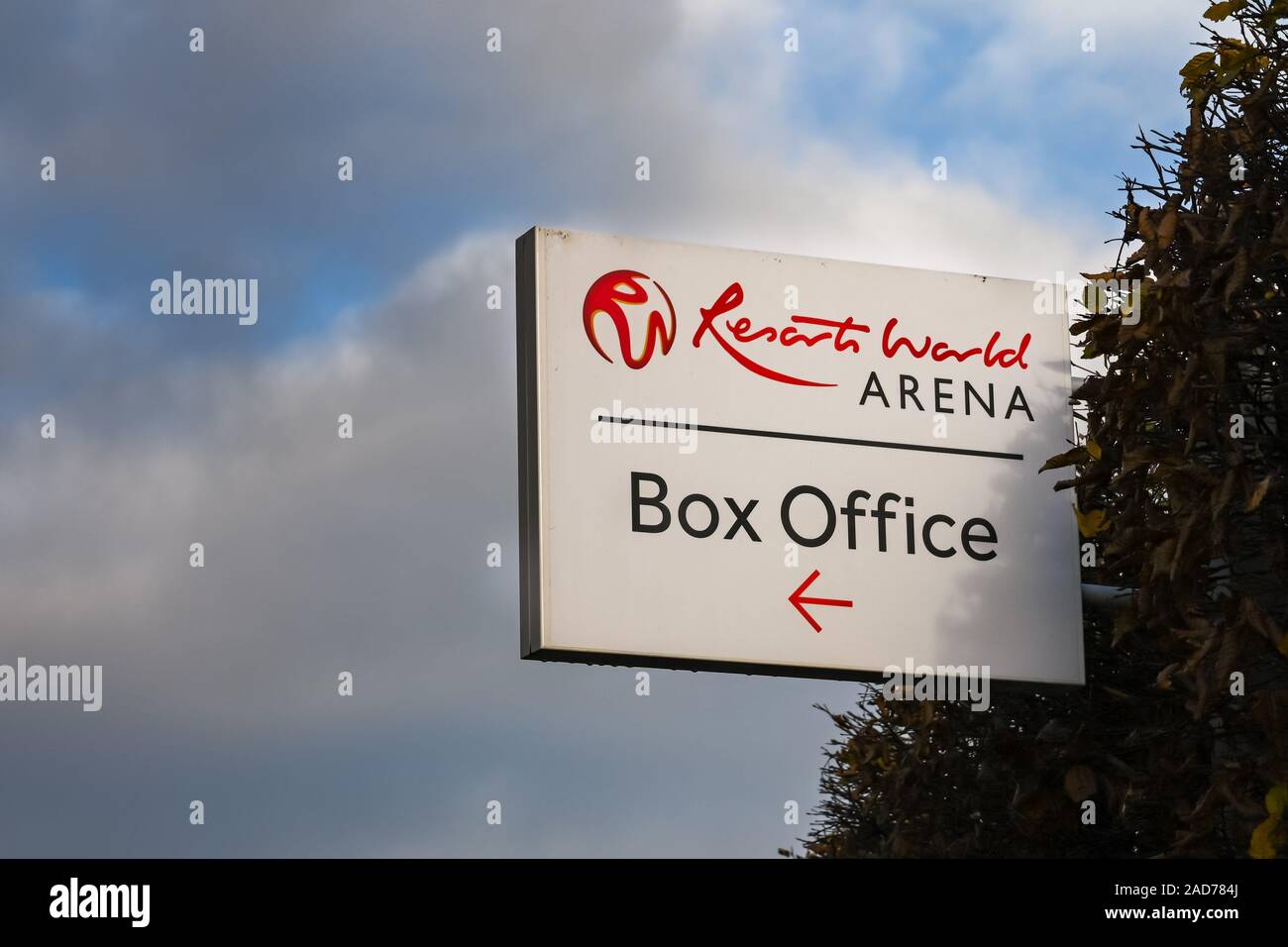 BIRMINGHAM, Inghilterra - Dicembre 2019: segno che mostra ai visitatori la via per la biglietteria del Resorts World Arena, un concerto al NEC di Birmingham Foto Stock