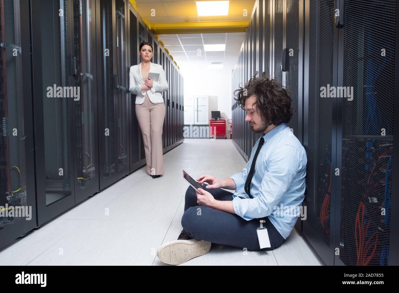 Giovani tecnici che lavorano insieme su server Foto Stock