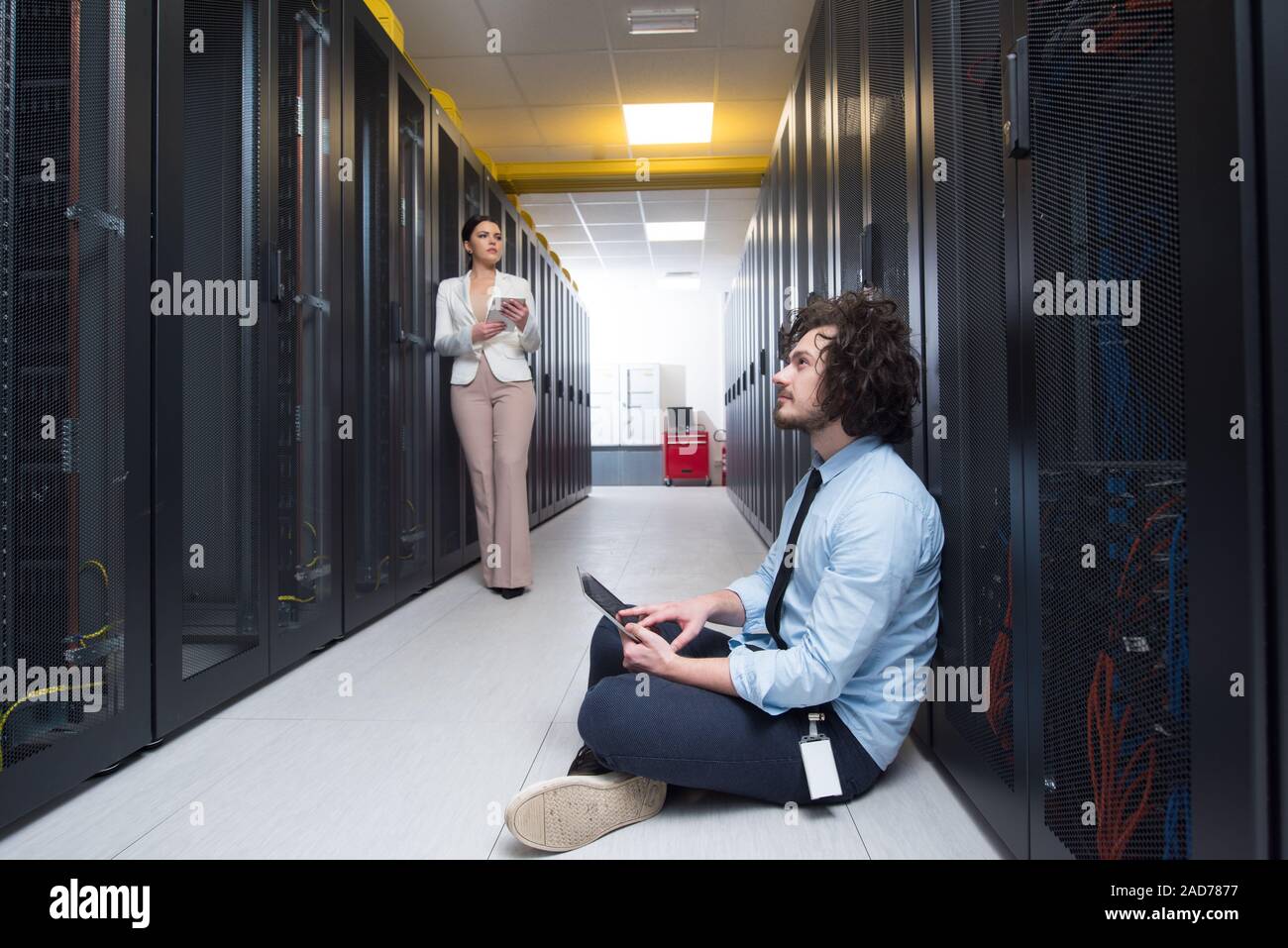 Giovani tecnici che lavorano insieme su server Foto Stock