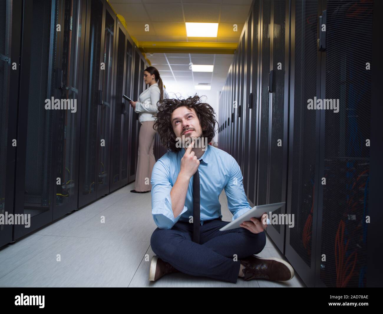 Giovani tecnici che lavorano insieme su server Foto Stock