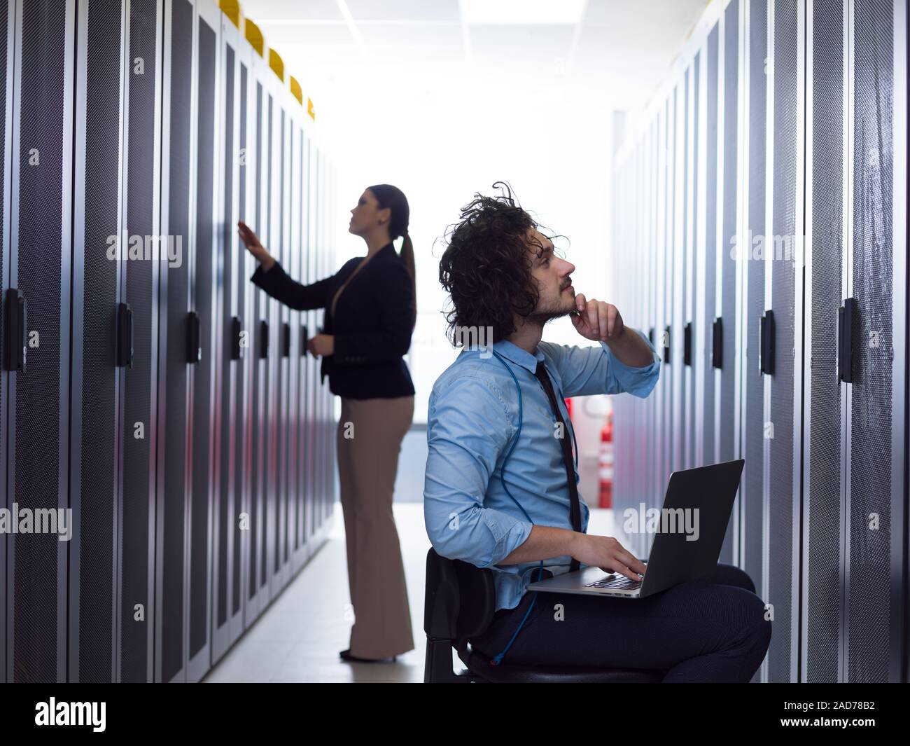 I tecnici che lavorano insieme su server Foto Stock