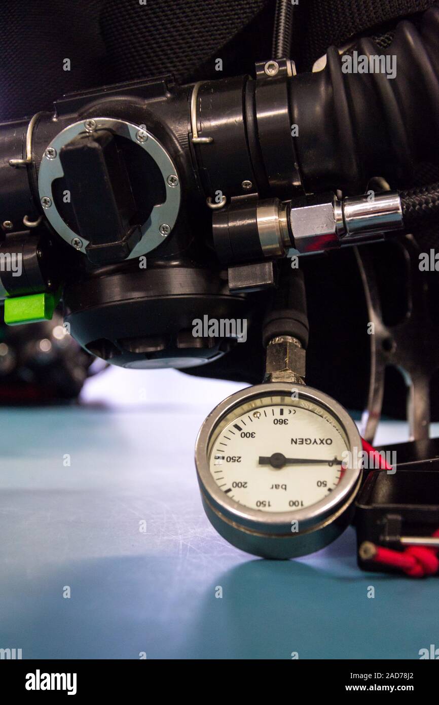 La pressione del gas indicatore, scuba diving ossigeno giacente sul tavolo blu sullo sfondo, spazio di copia Foto Stock
