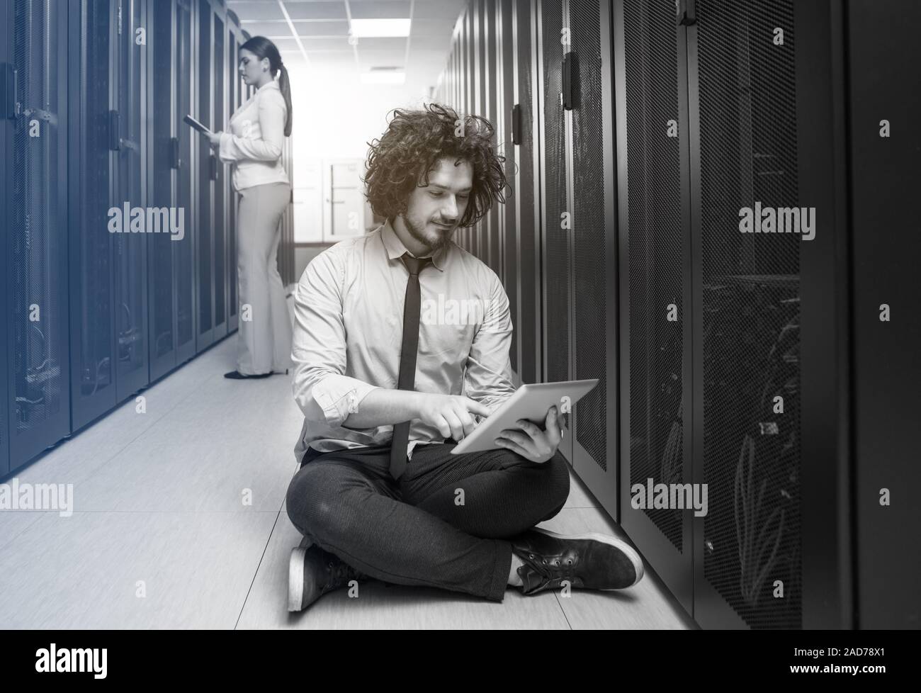 Giovani tecnici che lavorano insieme su server Foto Stock