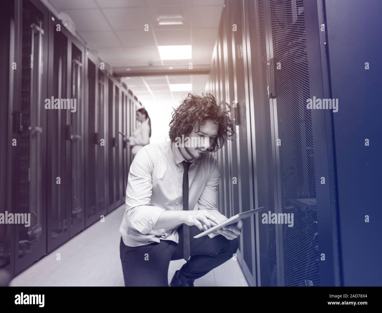 Giovani tecnici che lavorano insieme su server Foto Stock