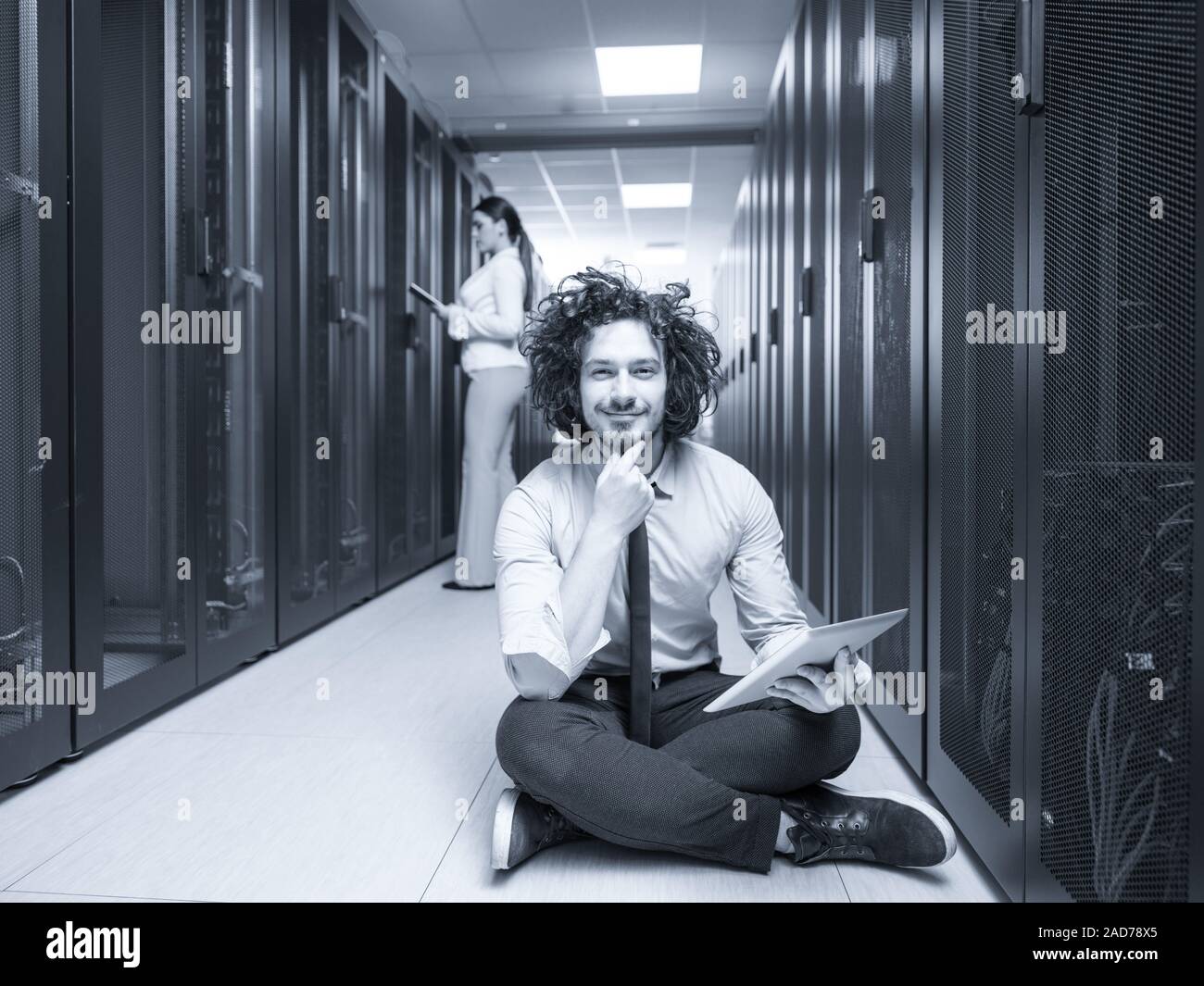 Giovani tecnici che lavorano insieme su server Foto Stock