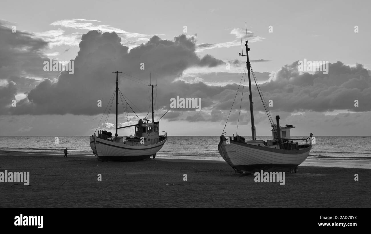 Serata tranquilla al Slettestrand, Danimarca. Barche di pescatori sulla spiaggia. Estate nuvole sopra il mare. Foto Stock