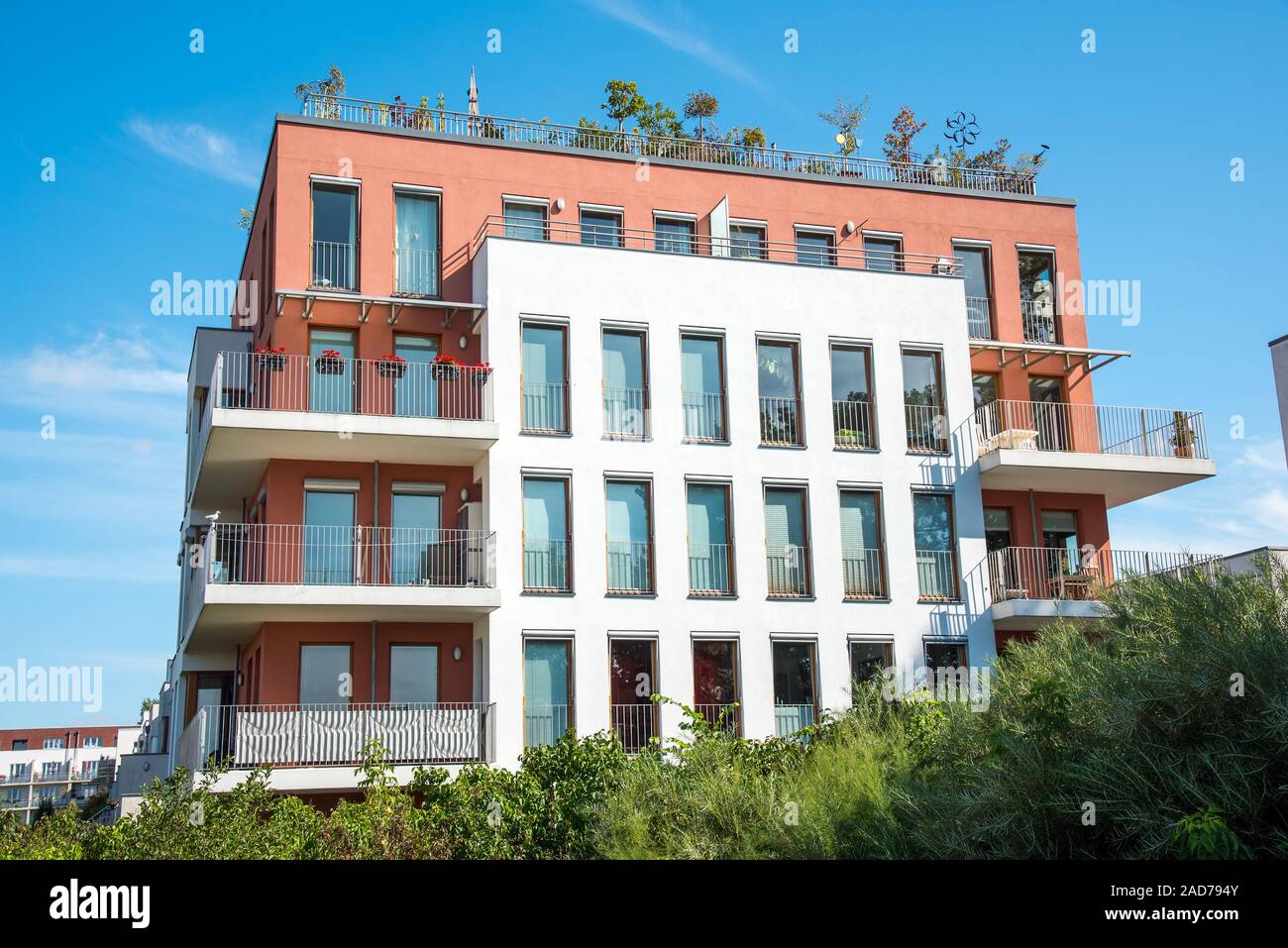 Casa appartamento moderno di fronte a un cielo blu visto a Berlino, Germania Foto Stock
