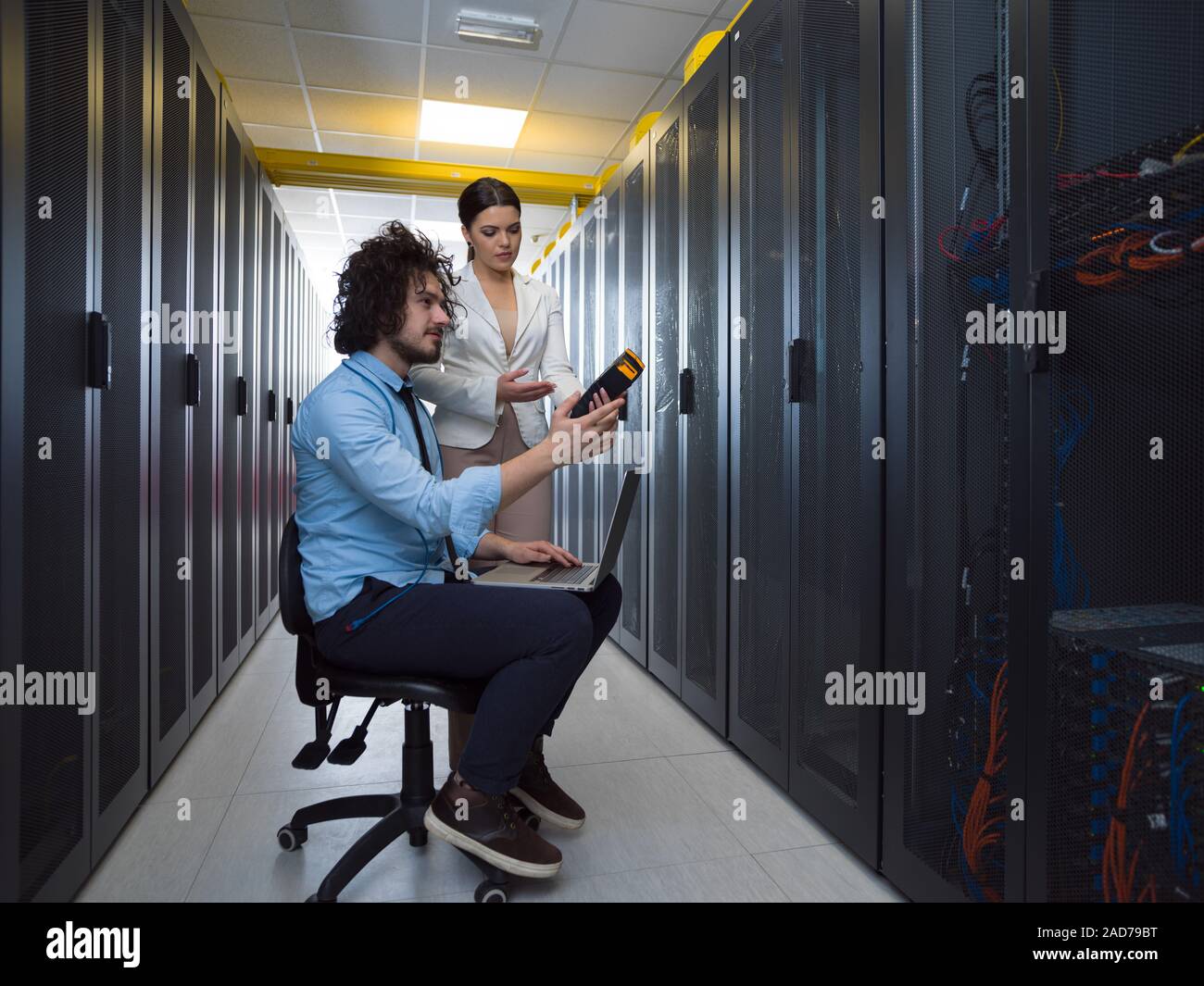 I tecnici che lavorano insieme su server Foto Stock