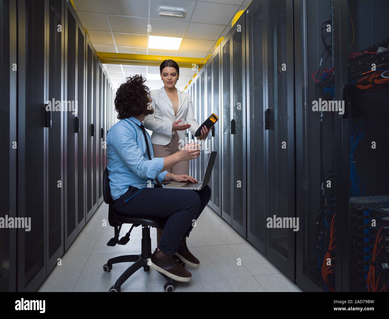 I tecnici che lavorano insieme su server Foto Stock