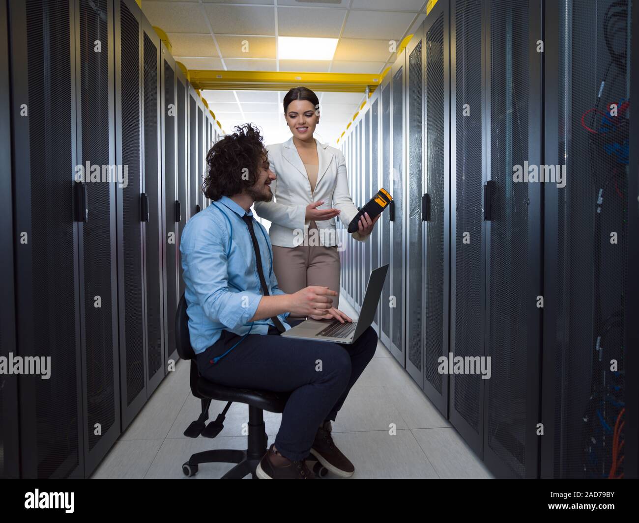 I tecnici che lavorano insieme su server Foto Stock