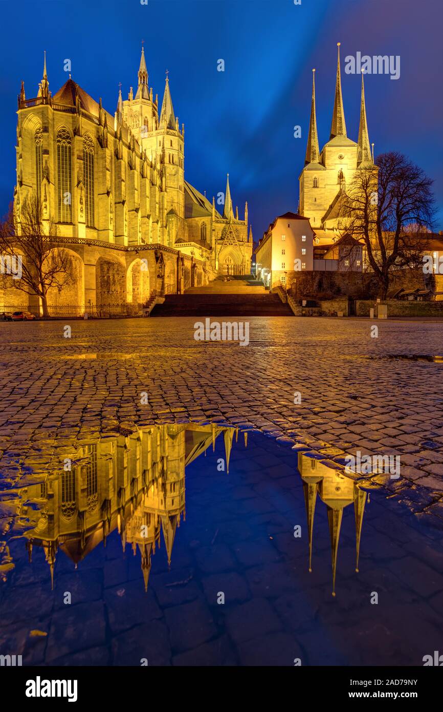 La famosa cattedrale e severi chiesa a Erfurt al tramonto riflesso in una pozza Foto Stock