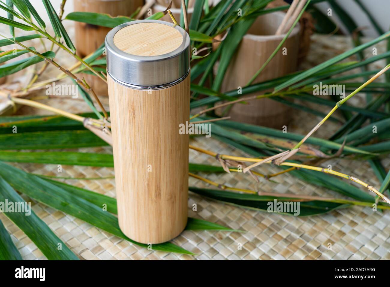 Un handcrafted biodegradabile tumbler potabile fabbricati nelle Filippine da sostenibile fonti di bambù. Foto Stock