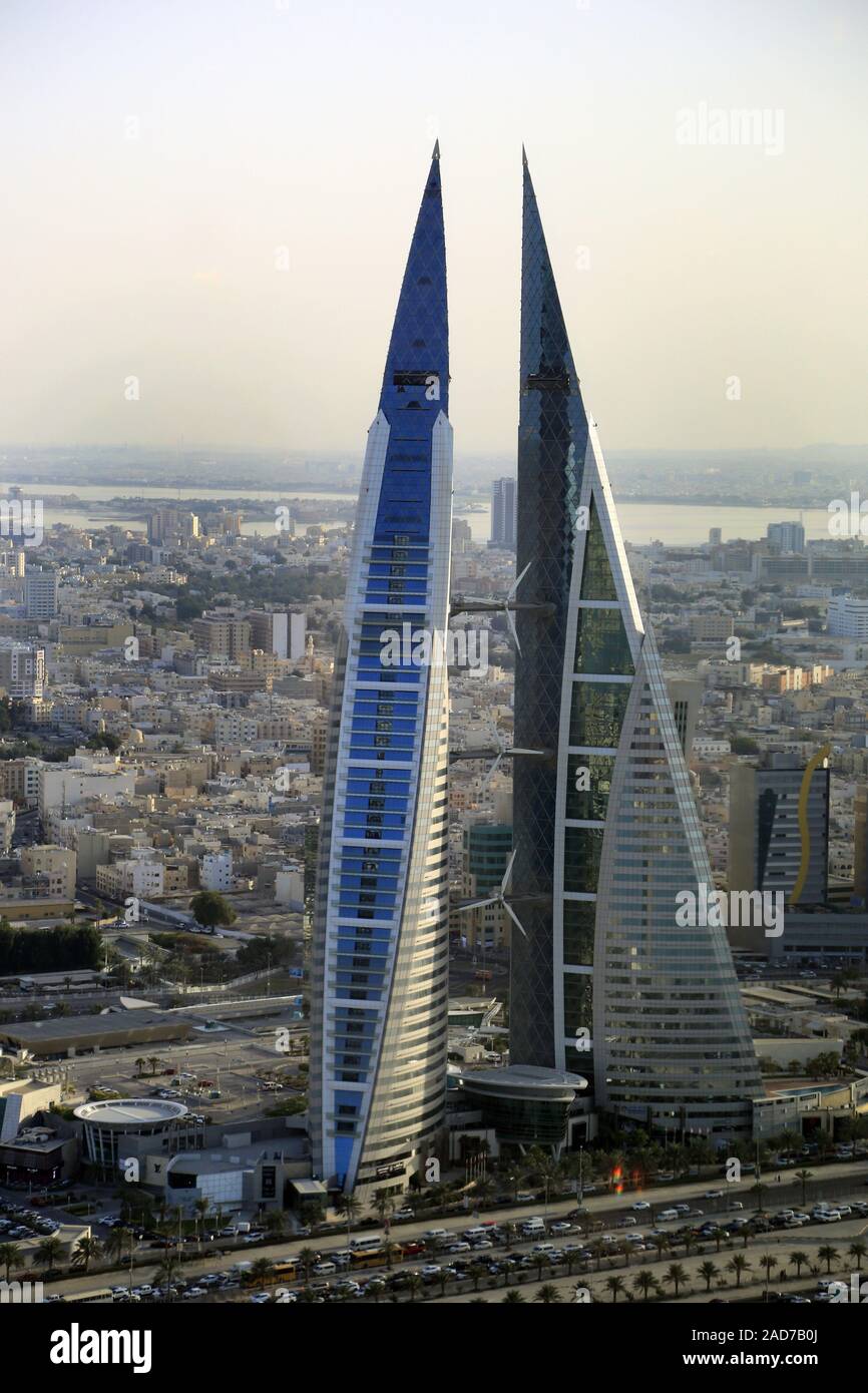 Il Bahrain, Manama, paesaggio con le due torri del World Trade Center Foto Stock
