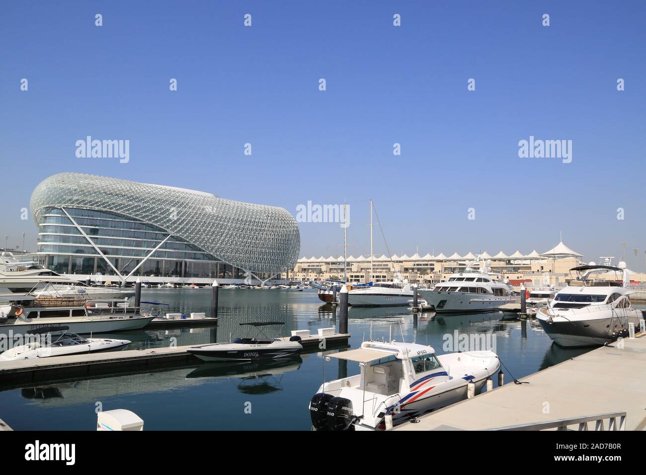 Abu Dhabi Yas Marina con il Viceroy Hotel alla gara di Formula 1 di via Foto Stock