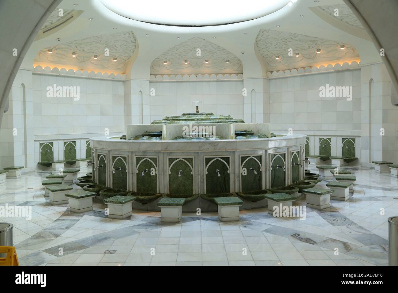 Abu Dhabi Sheikh Zayed Grande Moschea, lo spazio per il lavaggio Foto Stock