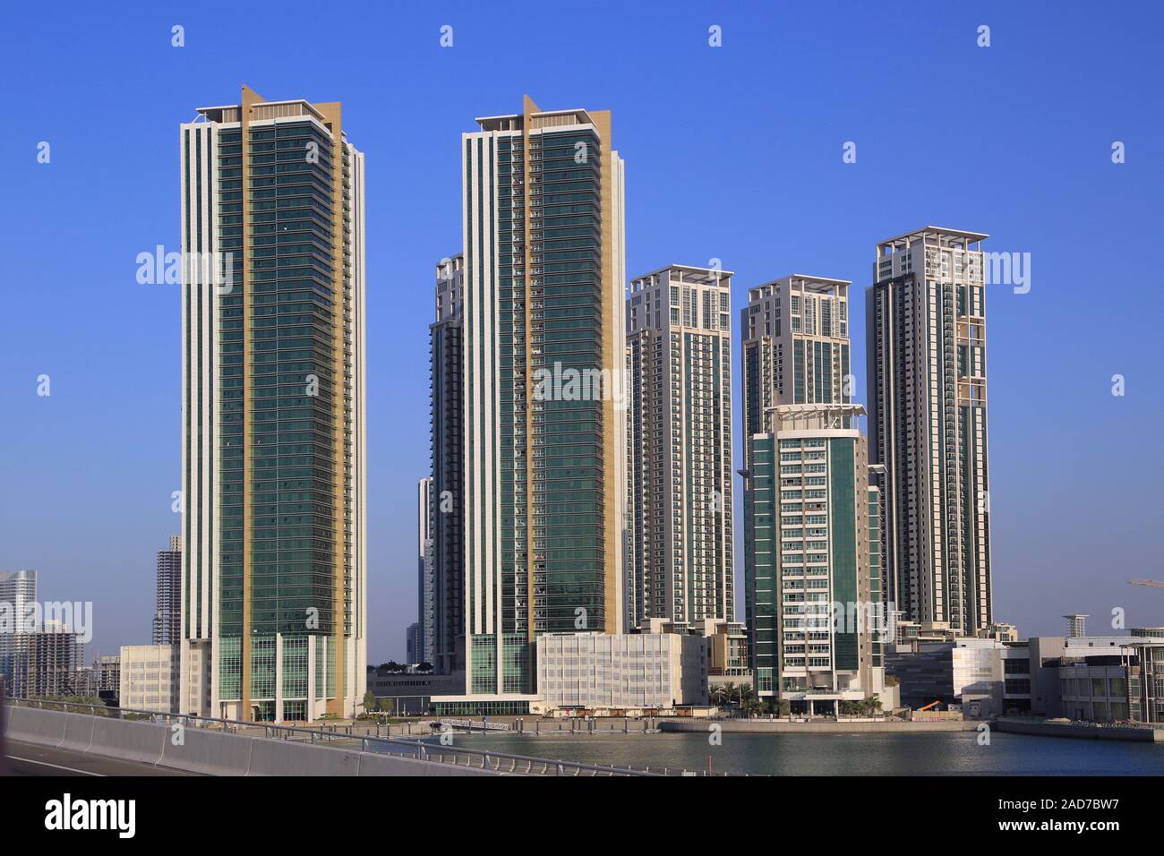 Abu Dhabi, skyline vicino al Reem Island con Tala Tower Foto Stock