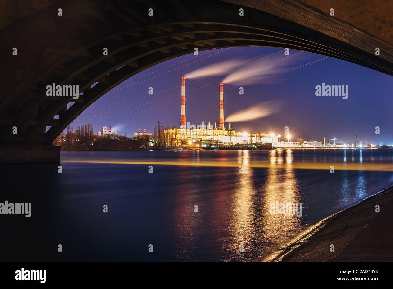 Centrale termica sotto il ponte Vogres panorama sul fiume Voronezh Foto Stock