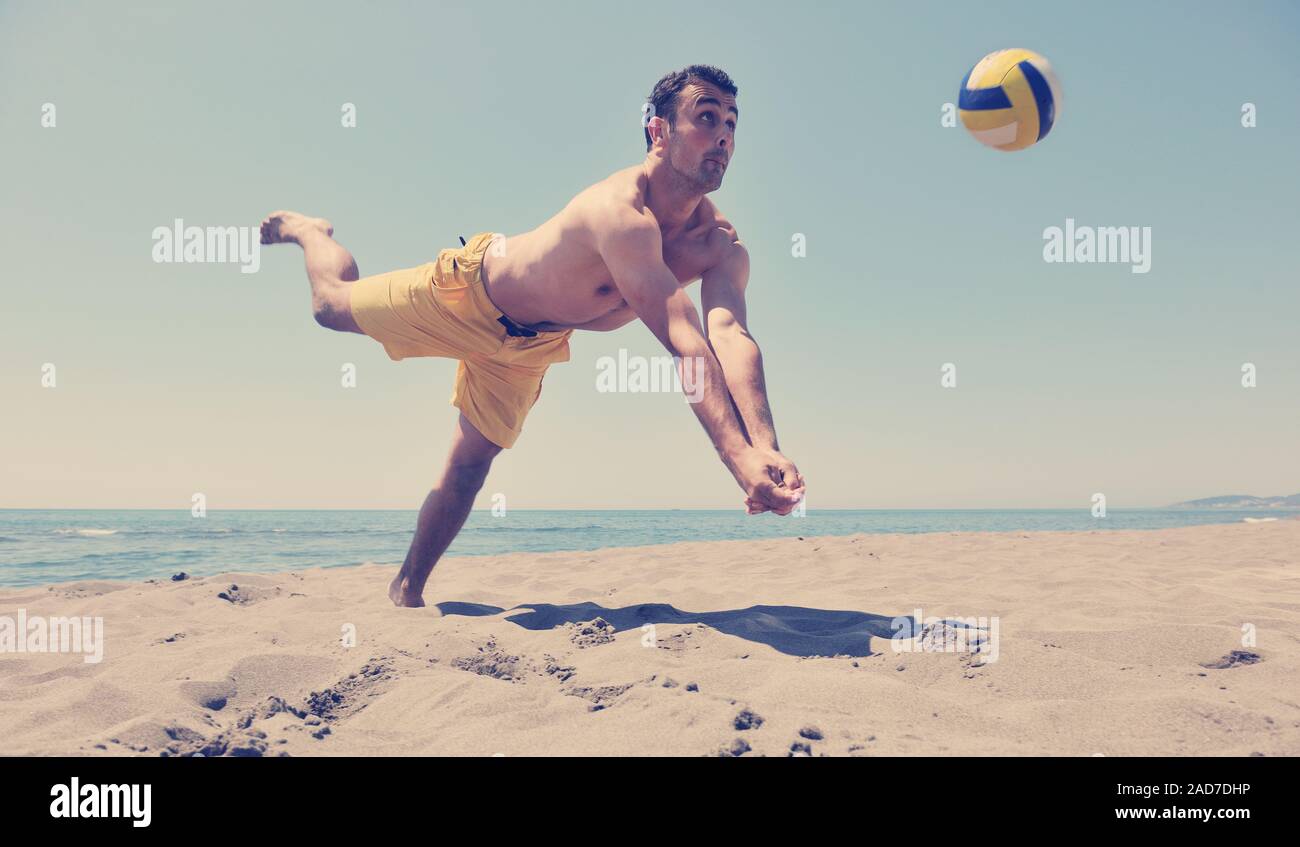 Maschile di beach volley giocatore Foto Stock