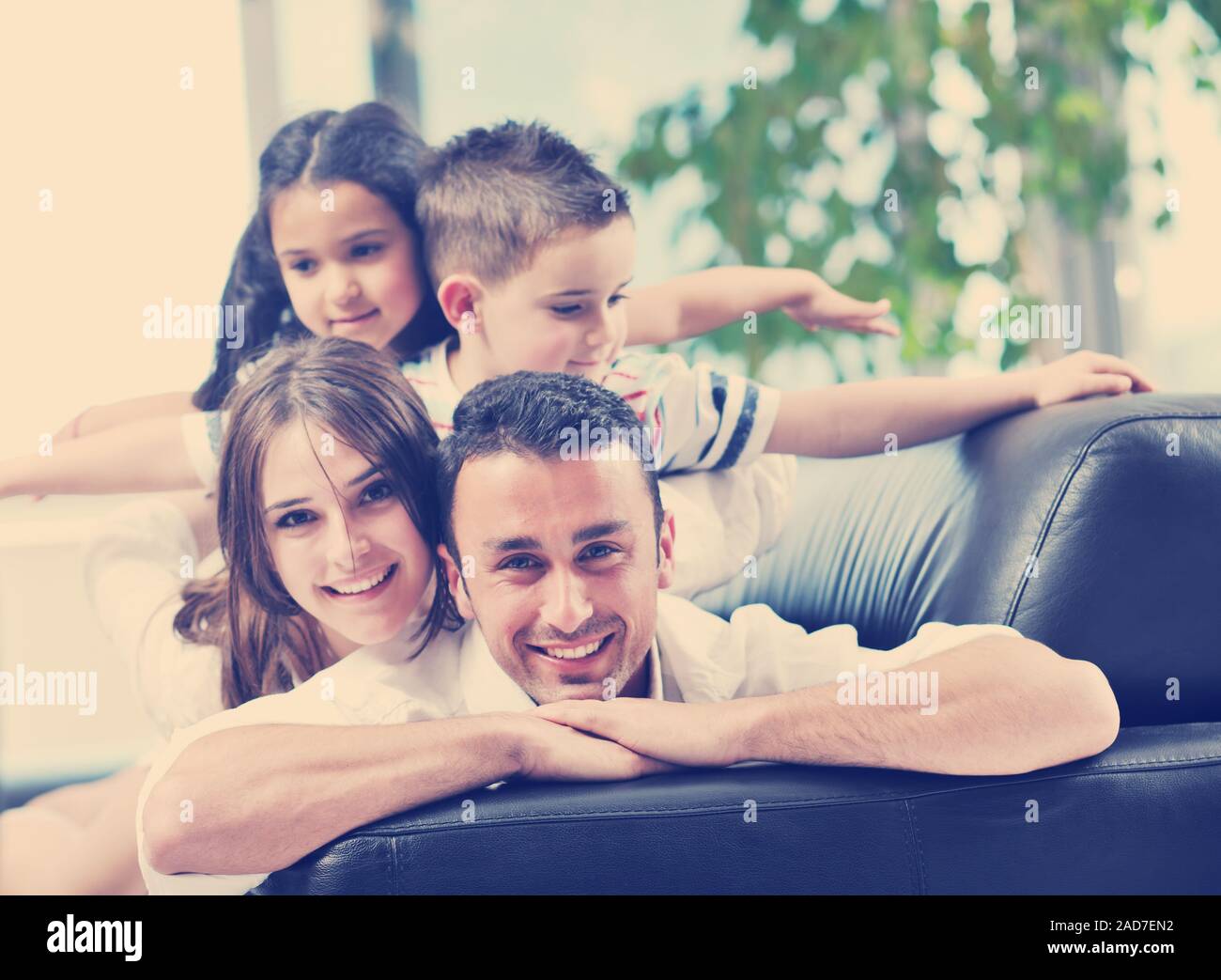 Giovane famiglia a casa Foto Stock