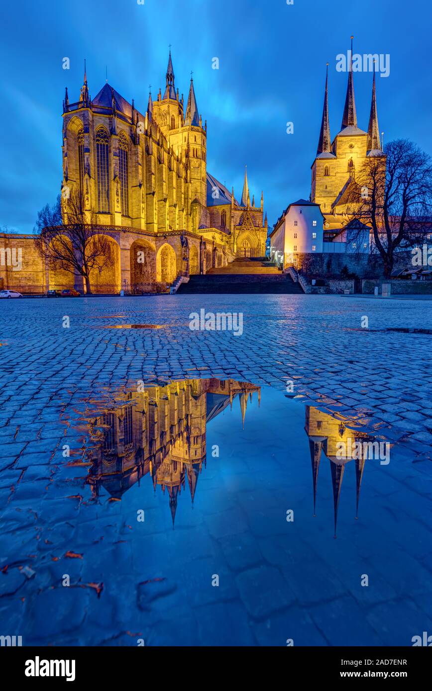 La famosa cattedrale e severi chiesa a Erfurt al tramonto riflesso in una pozza Foto Stock