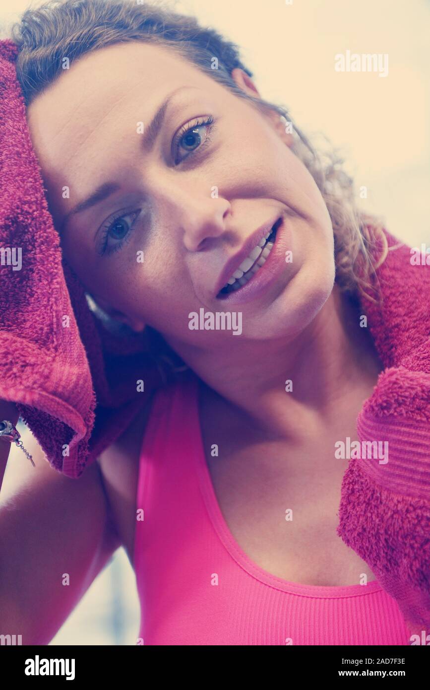 Donna che esercitano sul tapis roulant in palestra Foto Stock