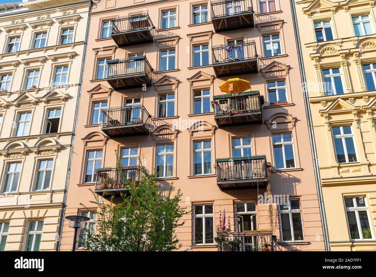Ristrutturato vecchia costruzione residenziale visto presso il quartiere Prenzlauer Berg di Berlino, Germania Foto Stock