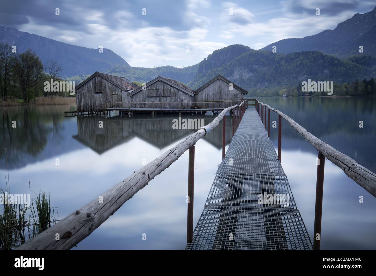 Vecchio boathouses al Kochelsee, Bavaria Foto Stock