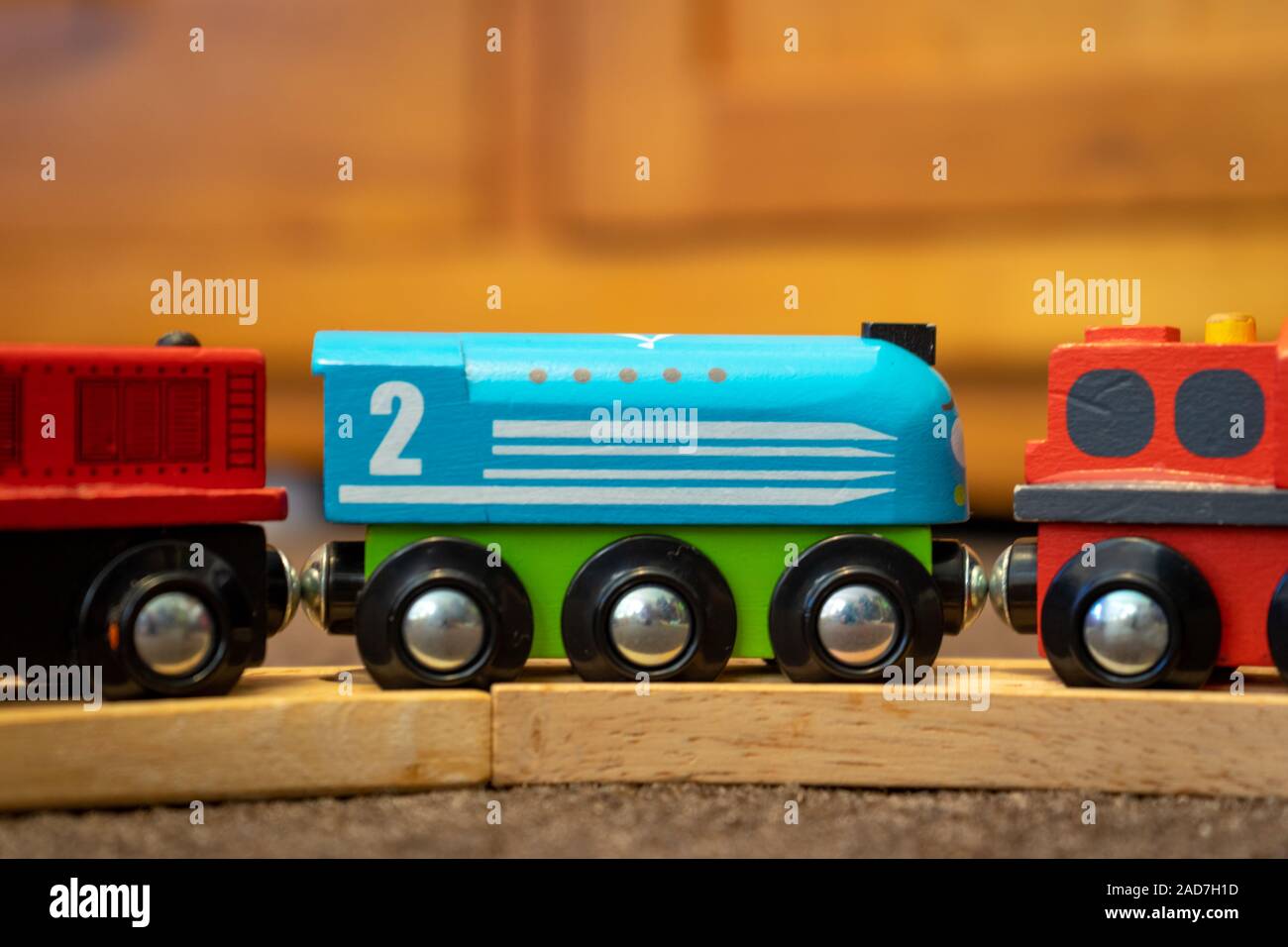 Una chiusura di un bambino di legno treno magnetico impostato su una pista in legno Foto Stock