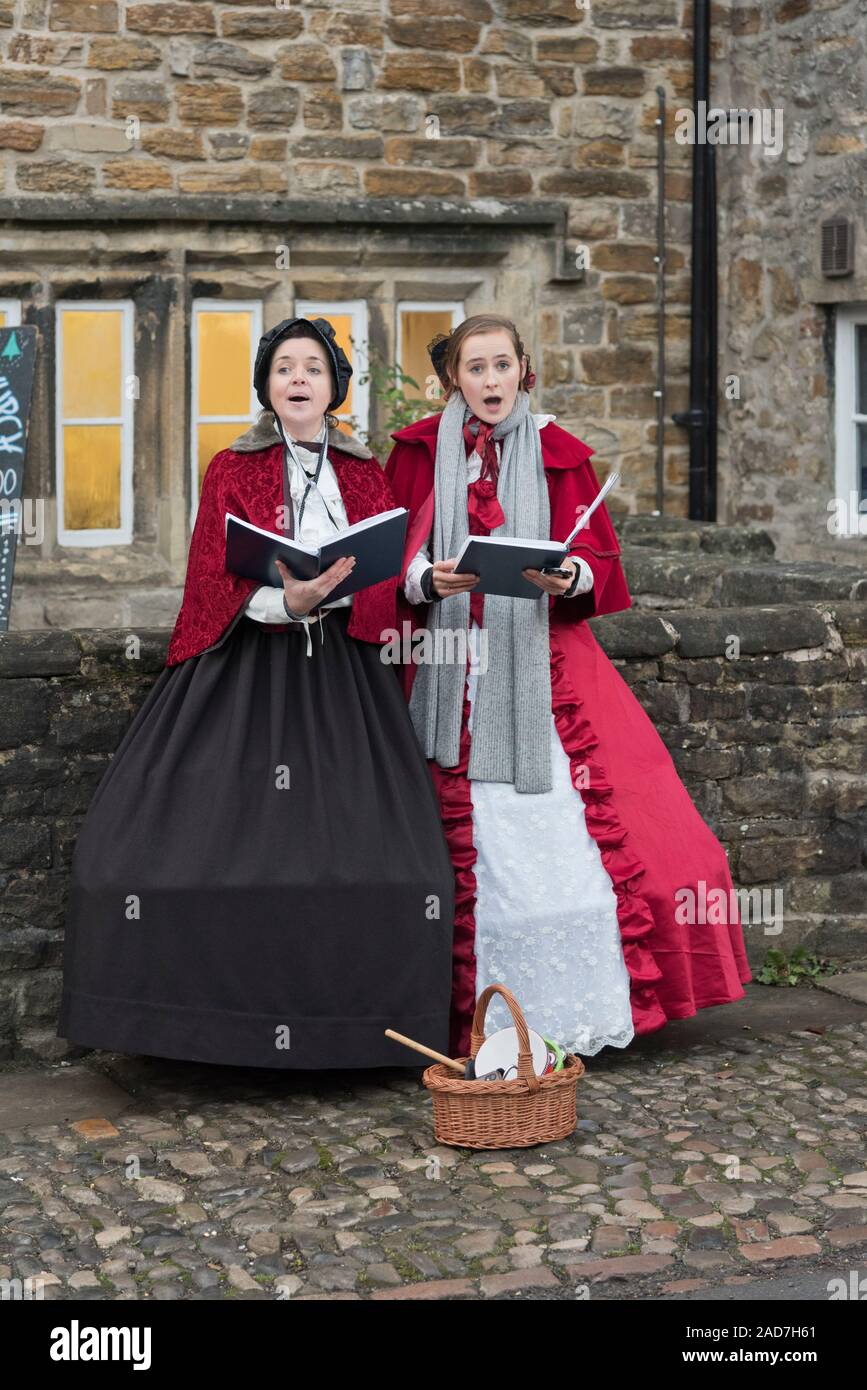 Victorian-vestito street cantanti, Grassington Dickensian Festival, North Yorkshire. Foto Stock
