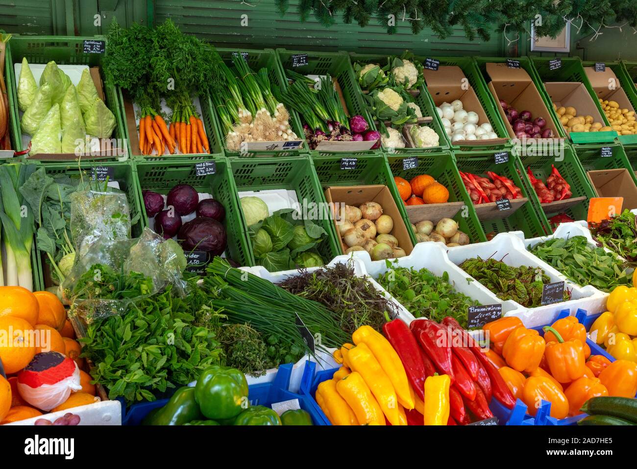 Visualizzazione delle verdure per la vendita presso il Viktualienmarkt Monaco di Baviera, Germania Foto Stock