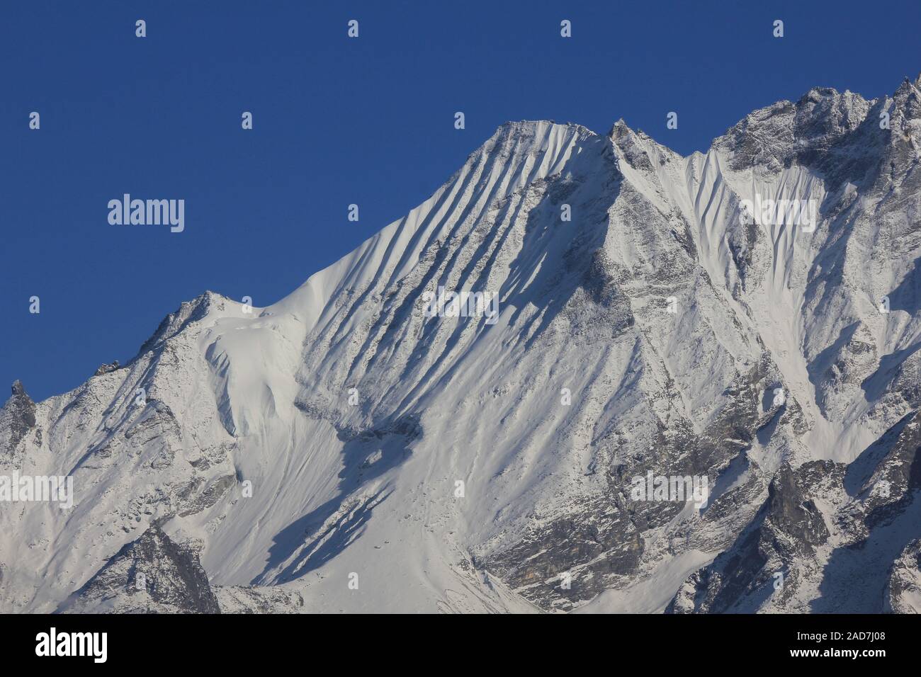 Bellissimi dettagli sagomata del monte Ponggen Dopchu. Vista da Mundu, Langtang valley, Nepal. Foto Stock