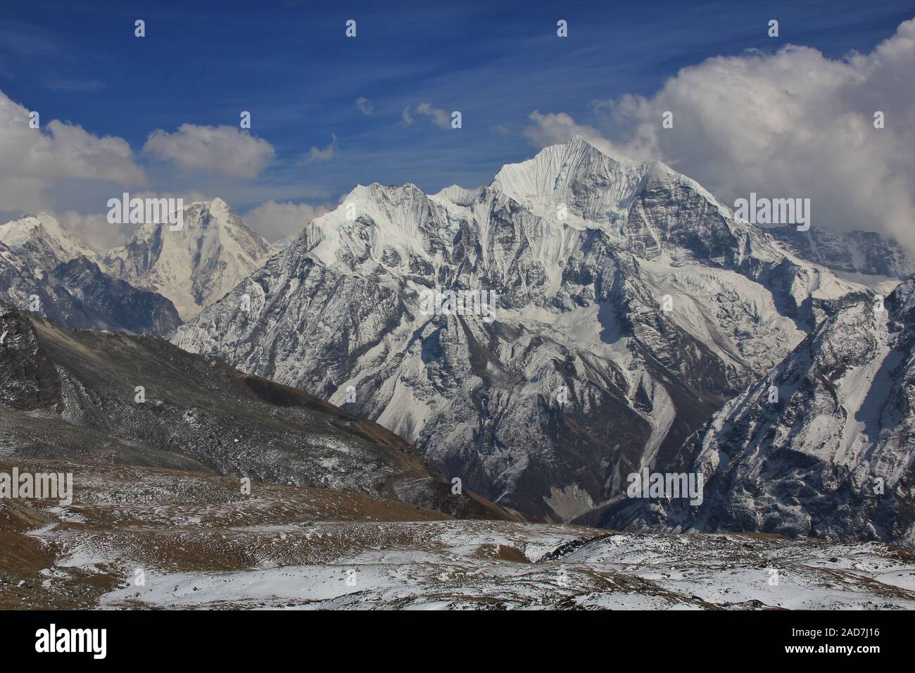 Montagne Dorje e Lhakpa Gangchenpo visto da Tserko Ri. Nuvoloso Giorno di primavera in Himalaya. Foto Stock
