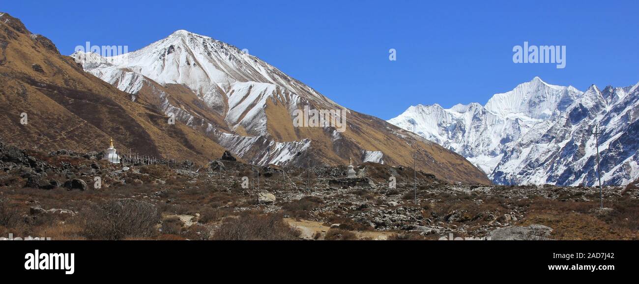 Montagne Tserko Ri e Gangchenpo. La molla in scena la Langtang valley, Nepal. Foto Stock