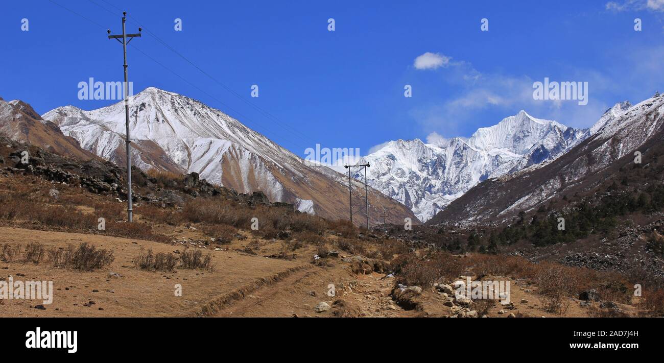 Visualizza in alto la valle di Langtang, Nepal. Montagne Tserko Ri e Gangchenpo. Scena di primavera. Foto Stock