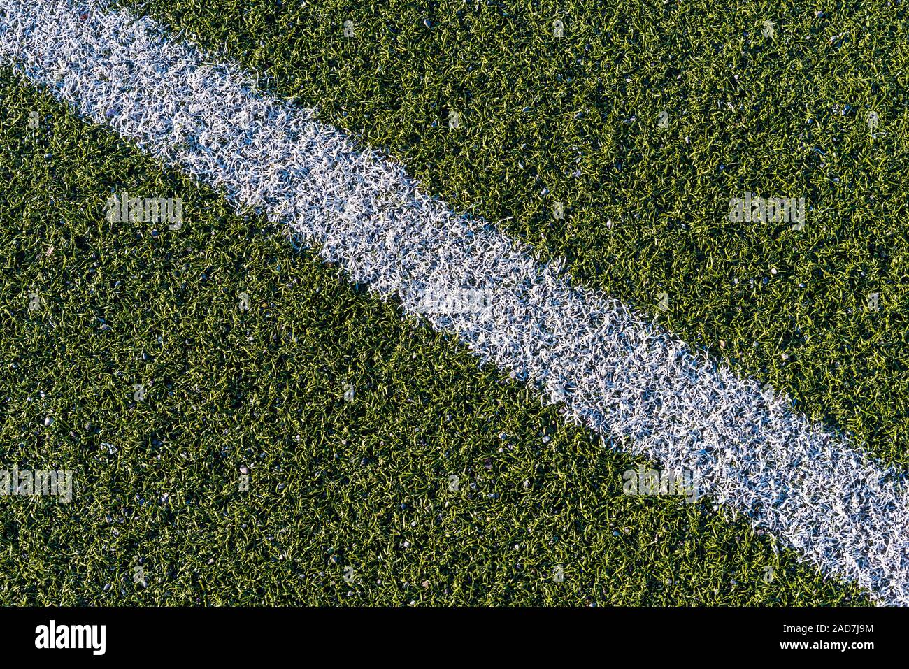 Lo sfondo da una linea bianca su un verde artificiale campo di calcio Foto Stock