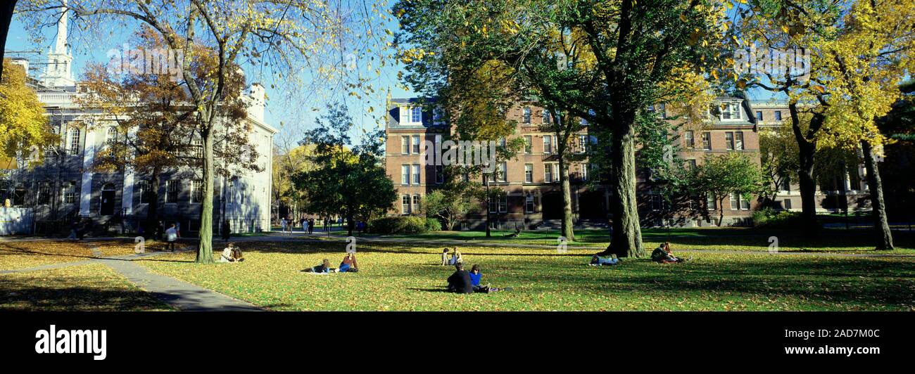 Gli studenti di un campus universitario presso la Harvard University di Cambridge, Massachusetts, STATI UNITI D'AMERICA Foto Stock