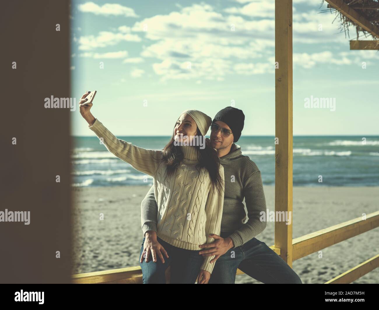 Stupendo giovane tenendo Selfie foto Foto Stock