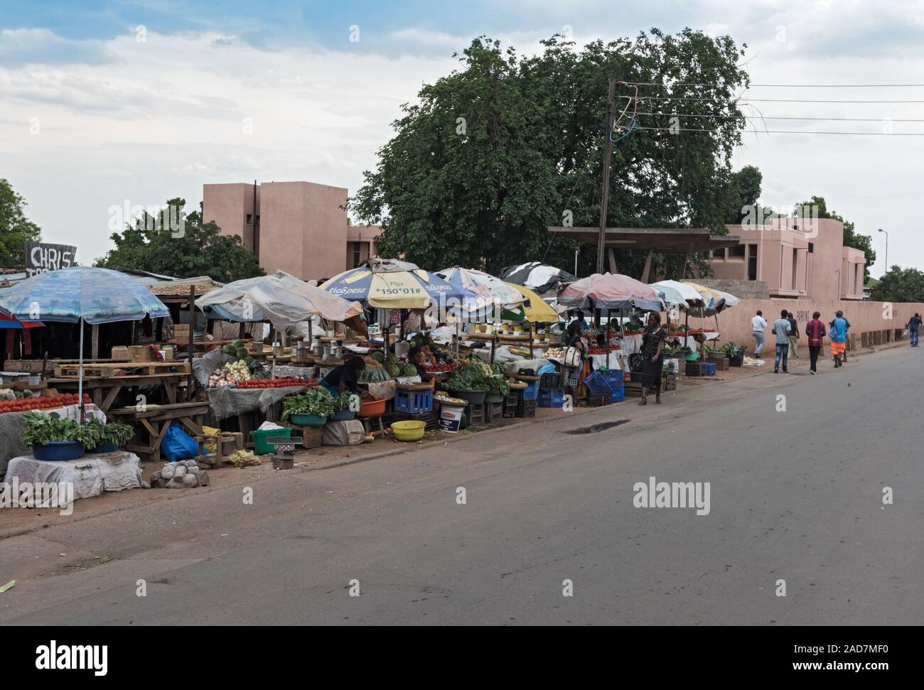 Le bancarelle del mercato e i venditori di Livingstone, Zambia Foto Stock