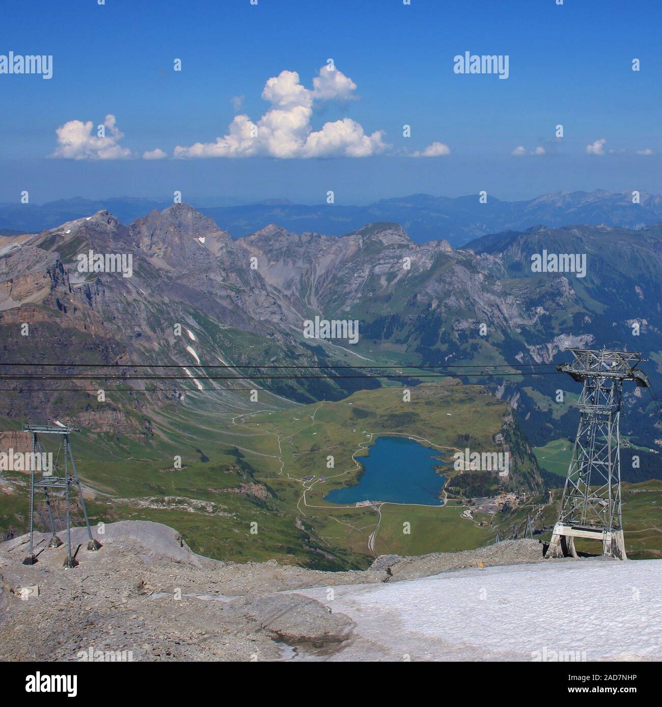 Vista dal Monte Titlis verso Engelberg. Lago Trubsee. Foto Stock