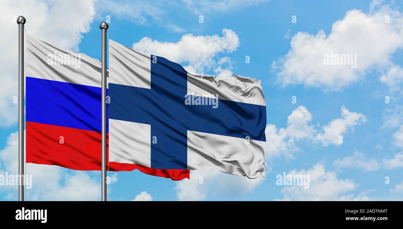 La Russia e la Finlandia bandiera sventolare nel vento contro bianco torbido cielo blu insieme. Concetto di Diplomazia e relazioni internazionali. Foto Stock