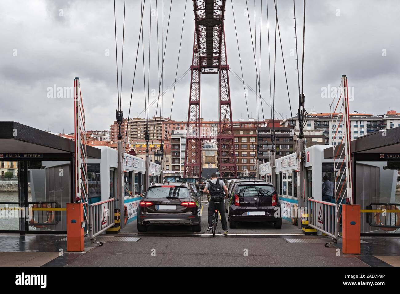 Il ponte di sospensione di bizkaia (Puente de Vizcaya) tra getxo e portugalete oltre il Ria de b Foto Stock