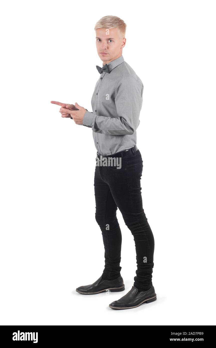 Uomo in camicia e bow tie-dispositivo di puntamento con le sue dita, isolato Foto Stock