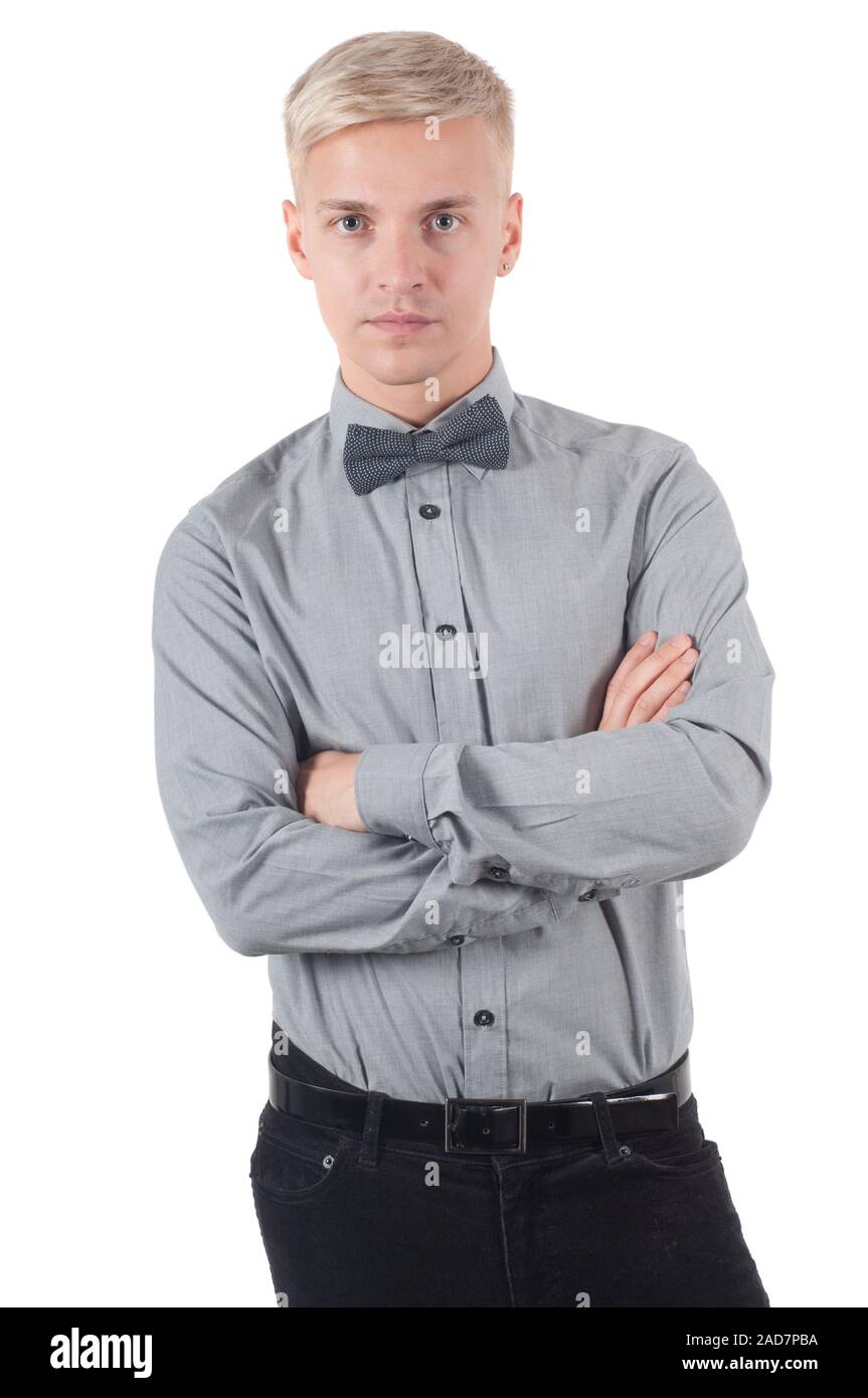 Maschio in maglietta e bow tie-in piedi con le braccia incrociate Foto Stock