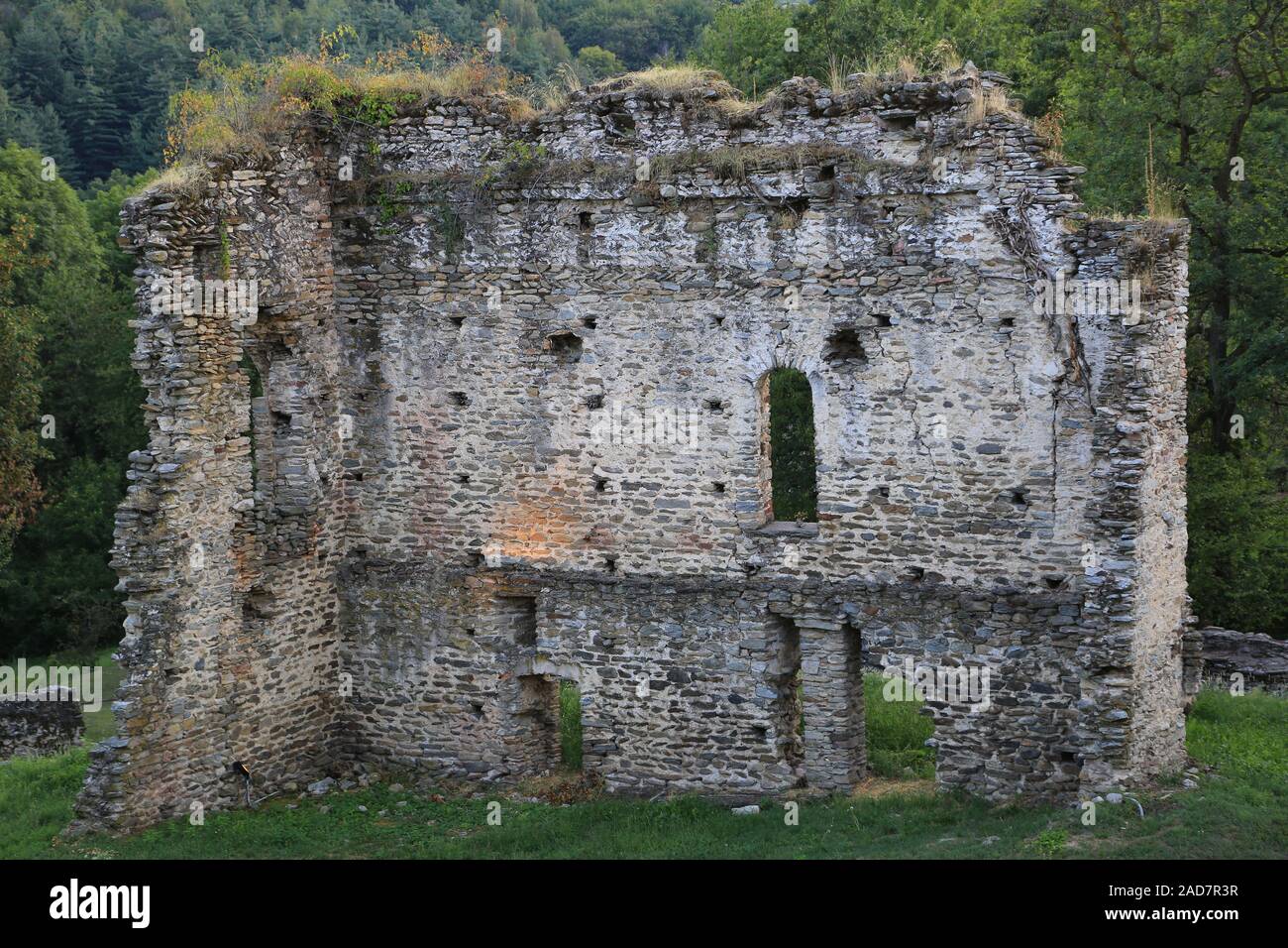 Resti di antiche mura presso il Castello di Bagnolo Castello, Italia, Piemonte. Foto Stock