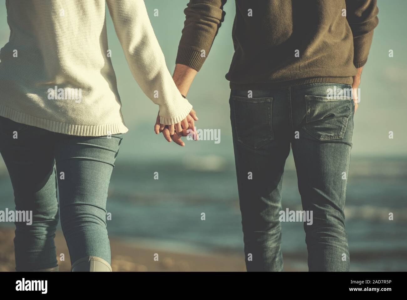 Amorevole coppia giovane su una spiaggia in autunno giornata di sole Foto Stock
