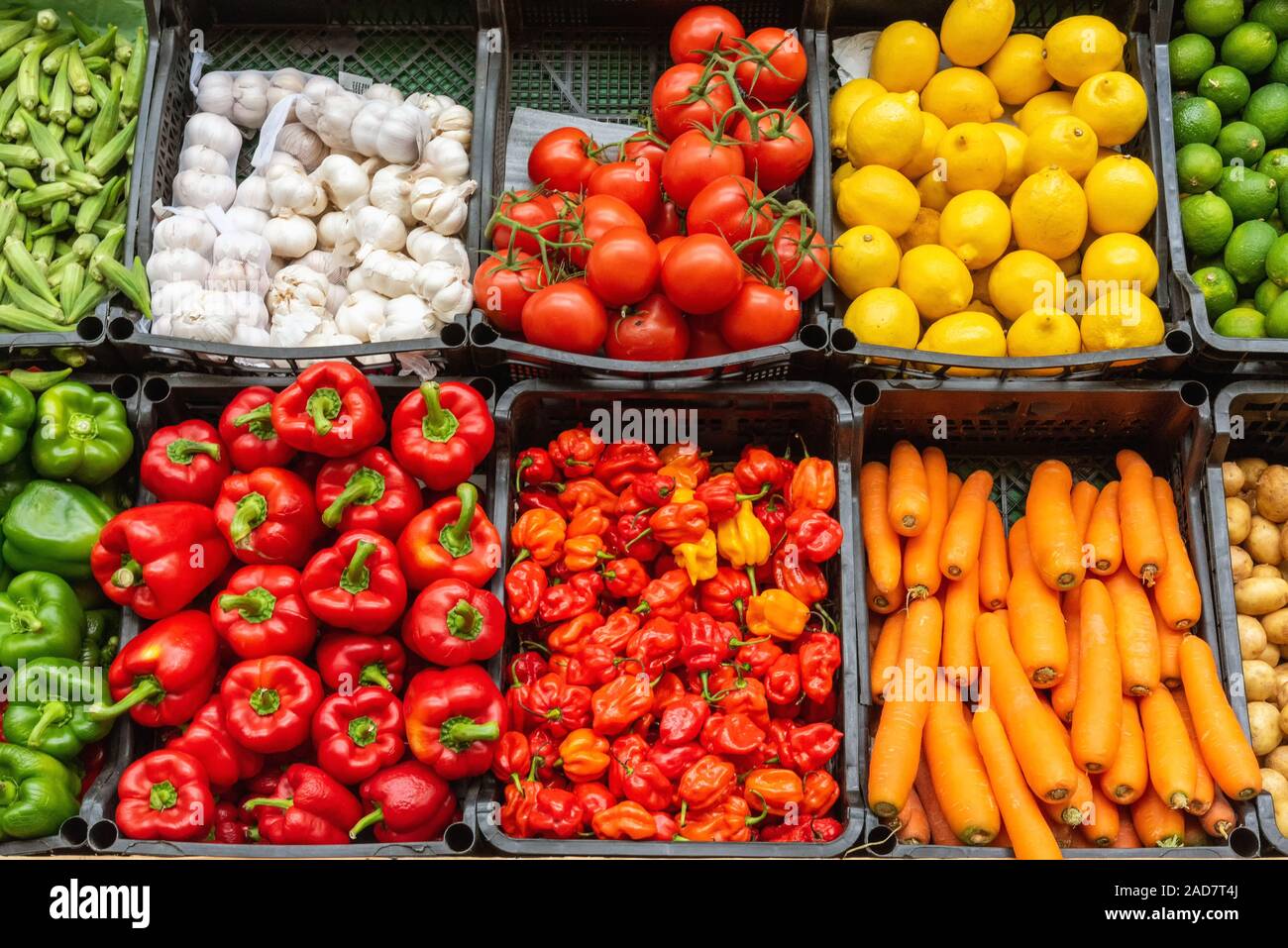 Display a colori di ortaggi per la vendita visto in un mercato di Londra Foto Stock